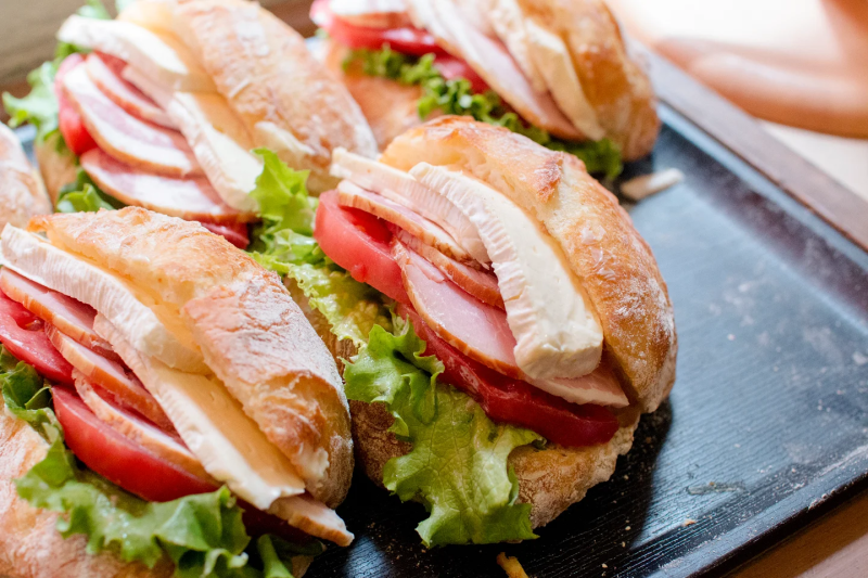 熟成ロースハムとカマンベールチーズのチャパタサンドたくさんご用意しています（2025.04.26）