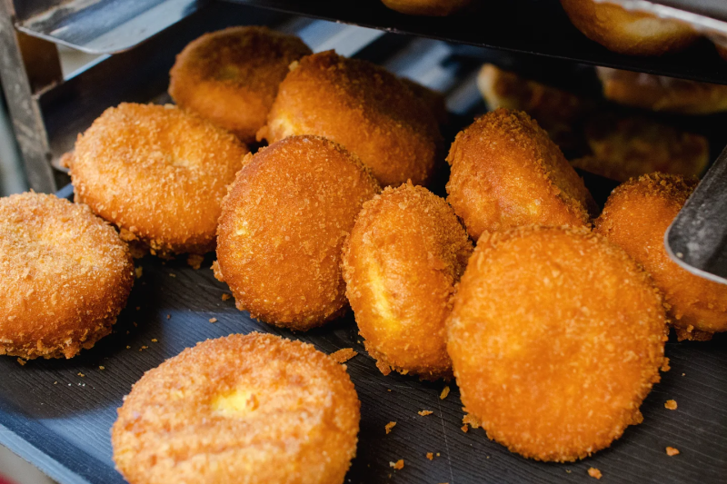 ターメリックを練り込んだモチッとした生地の自家製カレーパン（2025.05.17）