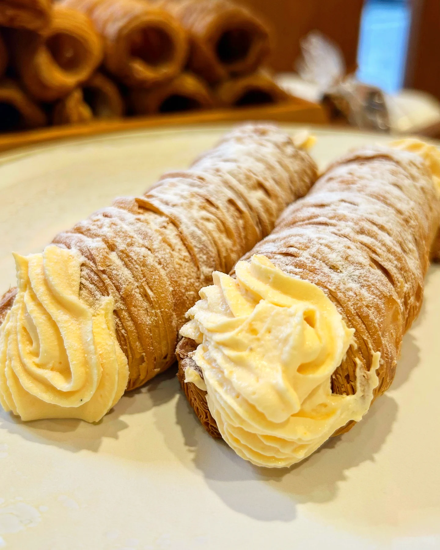 サックサクなクロワッサンの生地のクリーム・ホーンをご用意しています(2025.05.22)