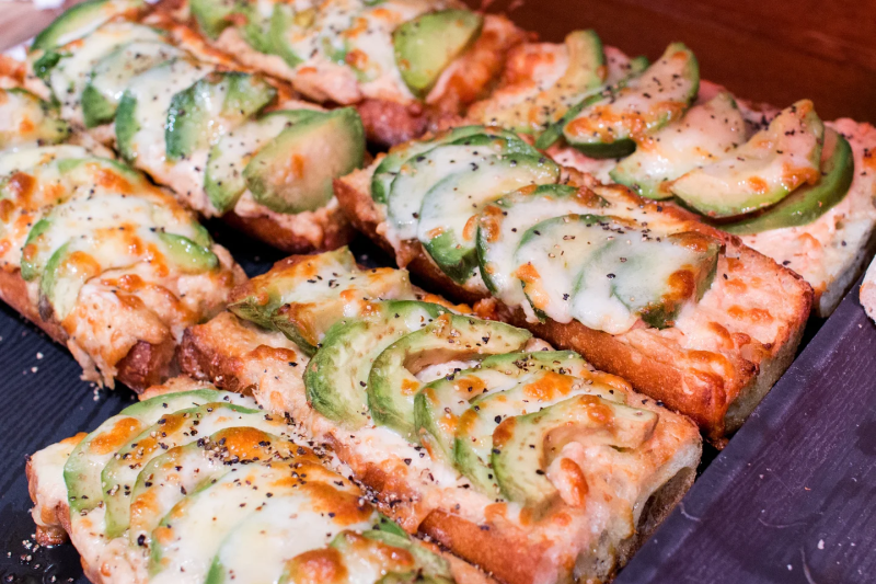 ブラウベルグ人気商品の「アボカドとツナのタルティーヌ」焼き上がりました（2025.06.07）