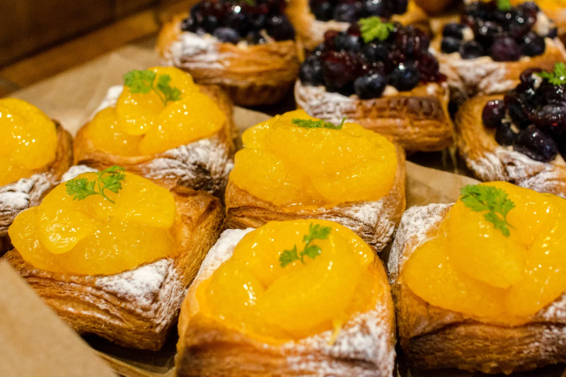 季節限定販売の「甘夏とオレンジジャムのデニッシュ」多くの方にご好評いただいております（2025.07.04）