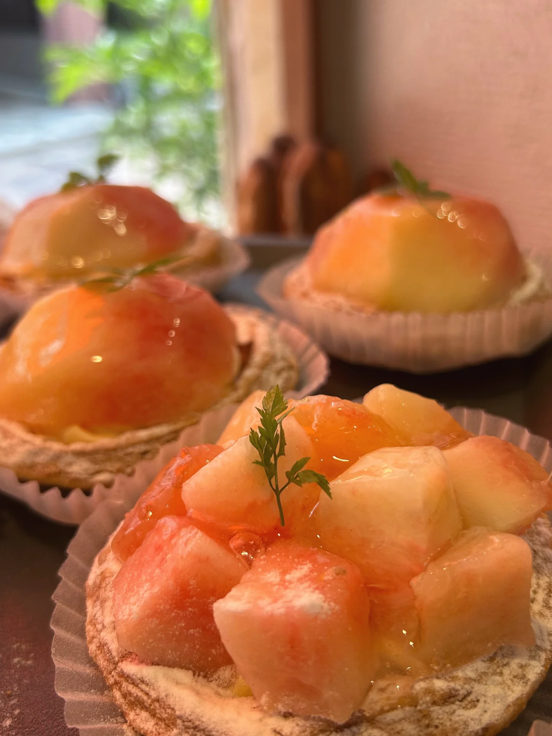 旬の桃を存分に活かした桃のパイをご用意しました（2025.07.09）