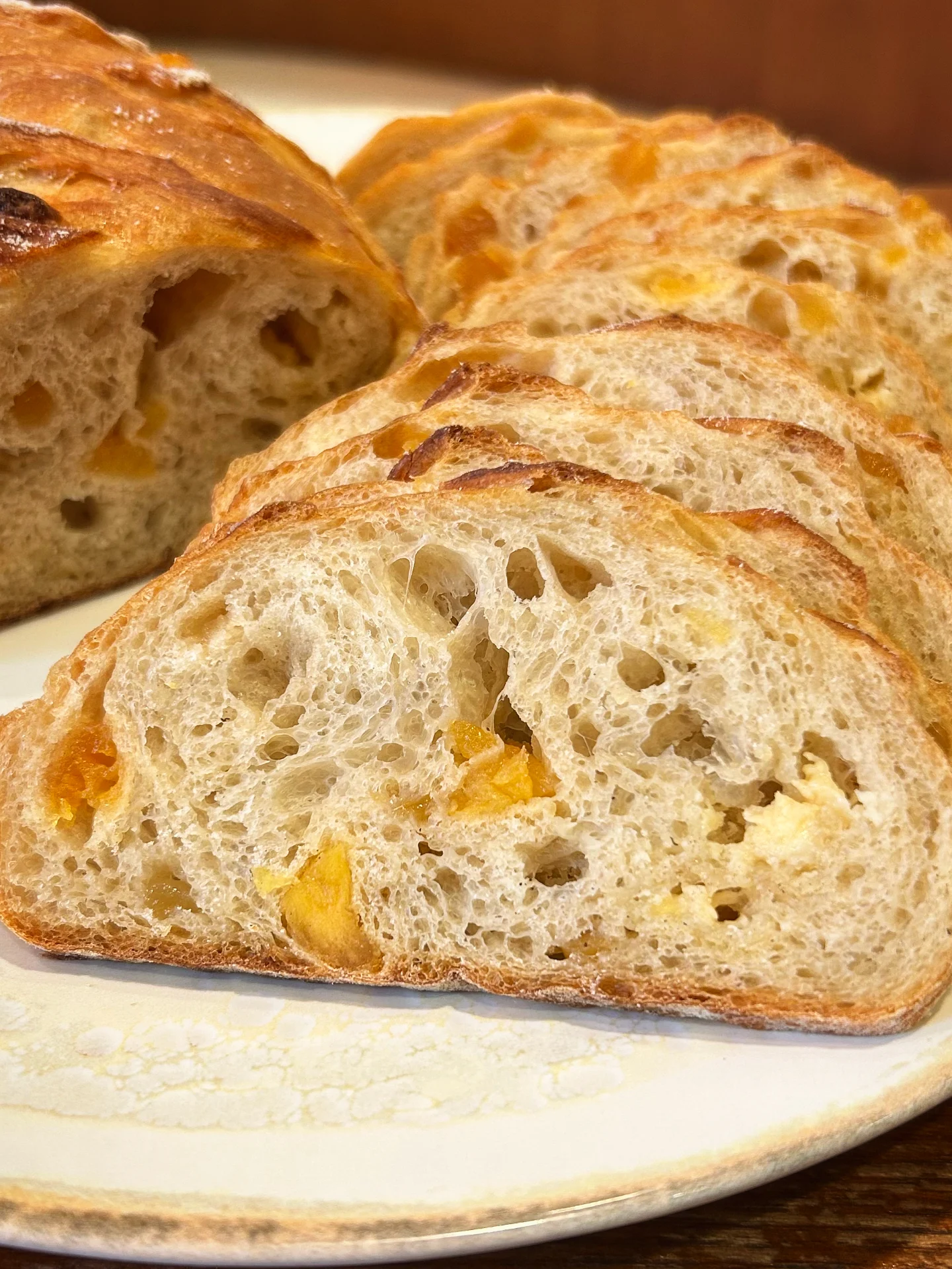 本日限定!旬のフルーツを贅沢に使用した「マンゴー、パイナップル、ホワイトチョコのカンパーニュ」をご用意しました夏の季節でも変わらず人気のクリーム・ホーンです(2025.07.16)