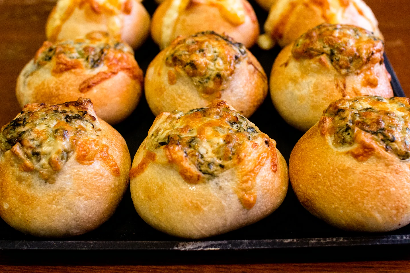 今日も焼きたての人気商品、野ざわ菜おやきが焼き上がってます（2025.07.17）