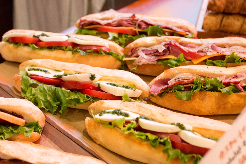 朝から、バゲットサンドから食パンサンドまで豊富にご用意しています（2025.07.19）