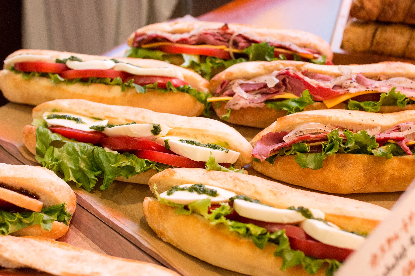 朝から、バゲットサンドから食パンサンドまで豊富にご用意しています（2025.07.19）