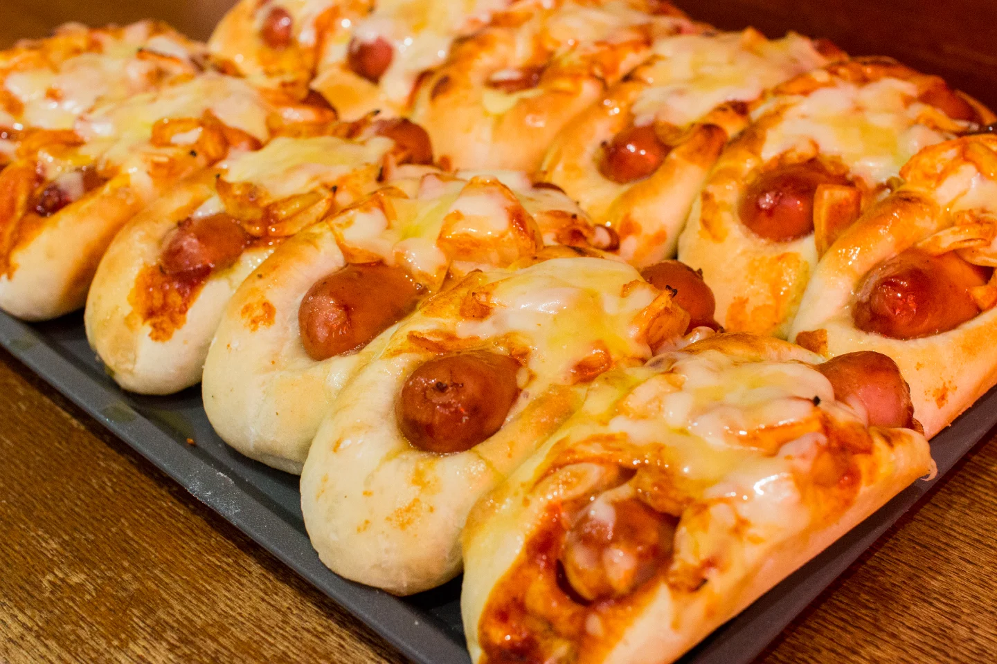 フォカッチャ生地にしっかりとしたボリュームのドイツソーセージをはさみ込んだカリーヴルスト焼き上がっています(2025.07.25)