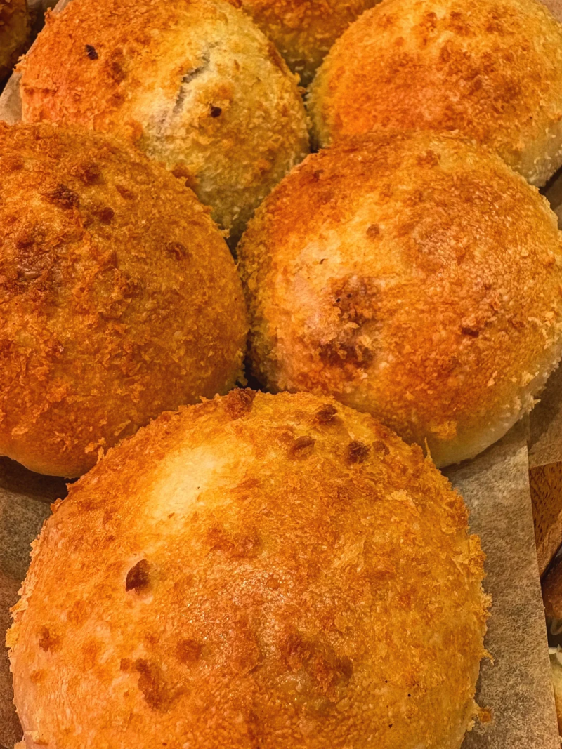 「夏野菜の焼きキーマカレーパン」を期間限定でご用意しています（2025.07.31）