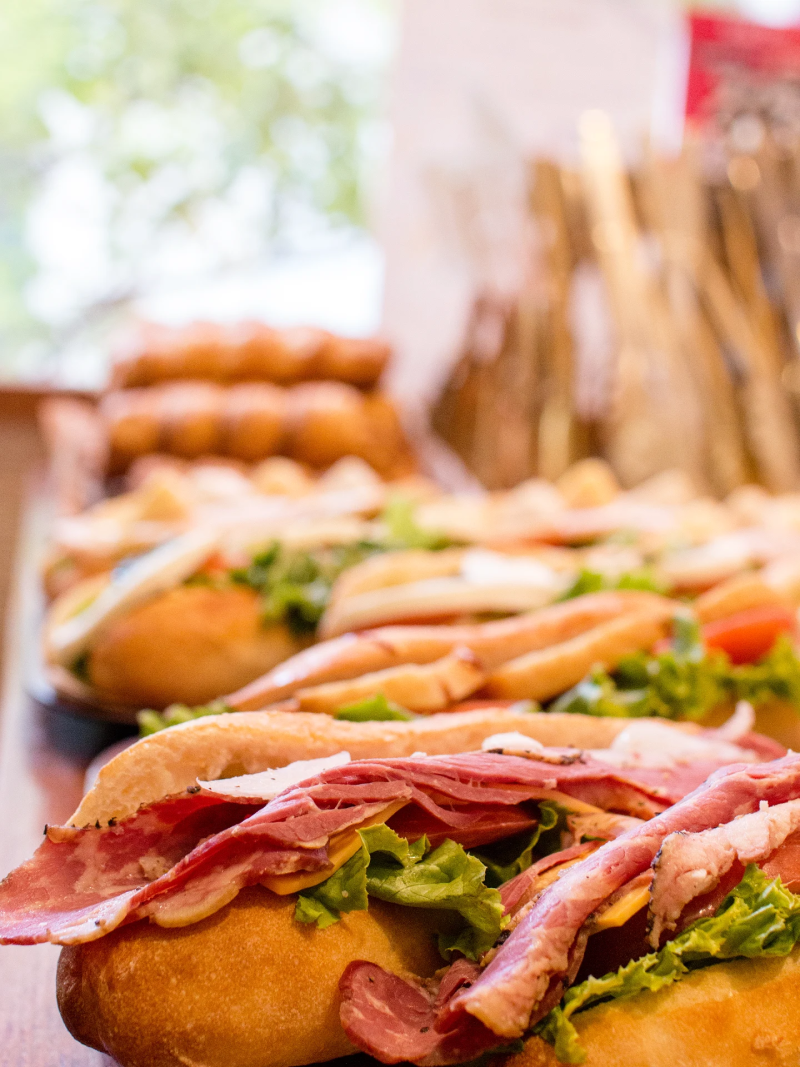 パストラミビーフを贅沢に使用したカスクルートサンドをご用意しています（2025.08.05）