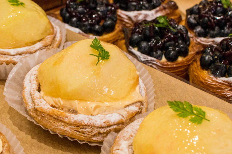暑い季節に旬のフルーツのデニッシュで爽やかさを味わってください（2025.08.08）
