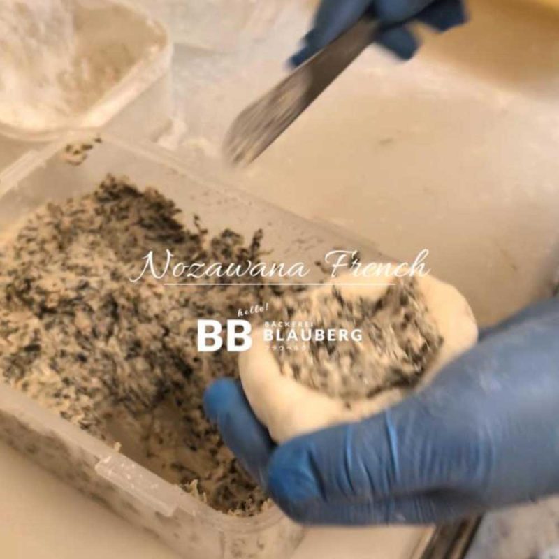 今日も焼きたての人気商品、野ざわ菜おやきが焼き上がってます（2025.08.19）