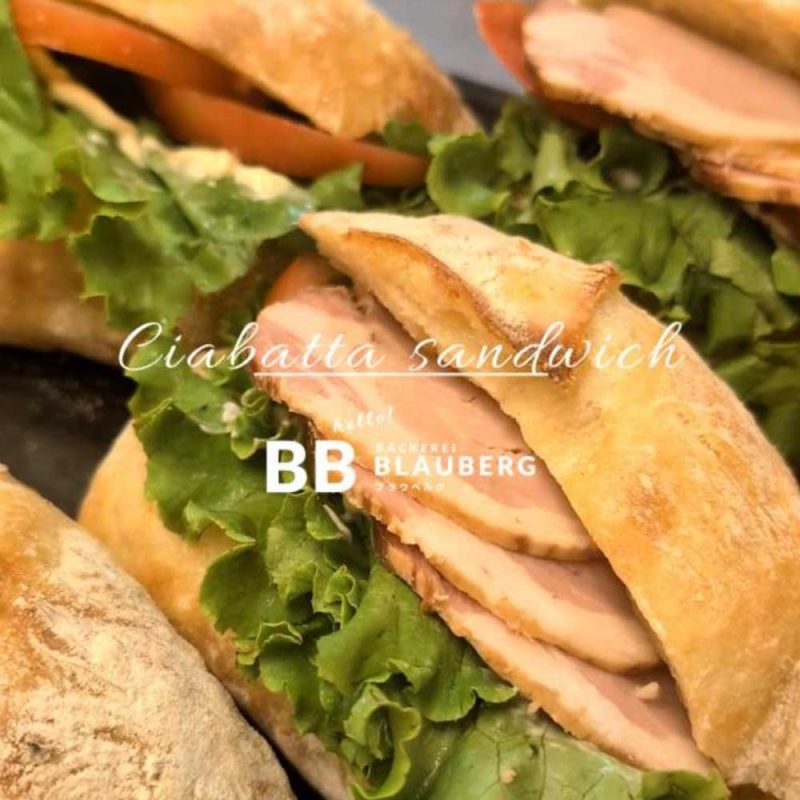 おすすめの「熟成ロースハムとカマンベールチーズのチャパタサンド」もご用意しています（2025.08.20）