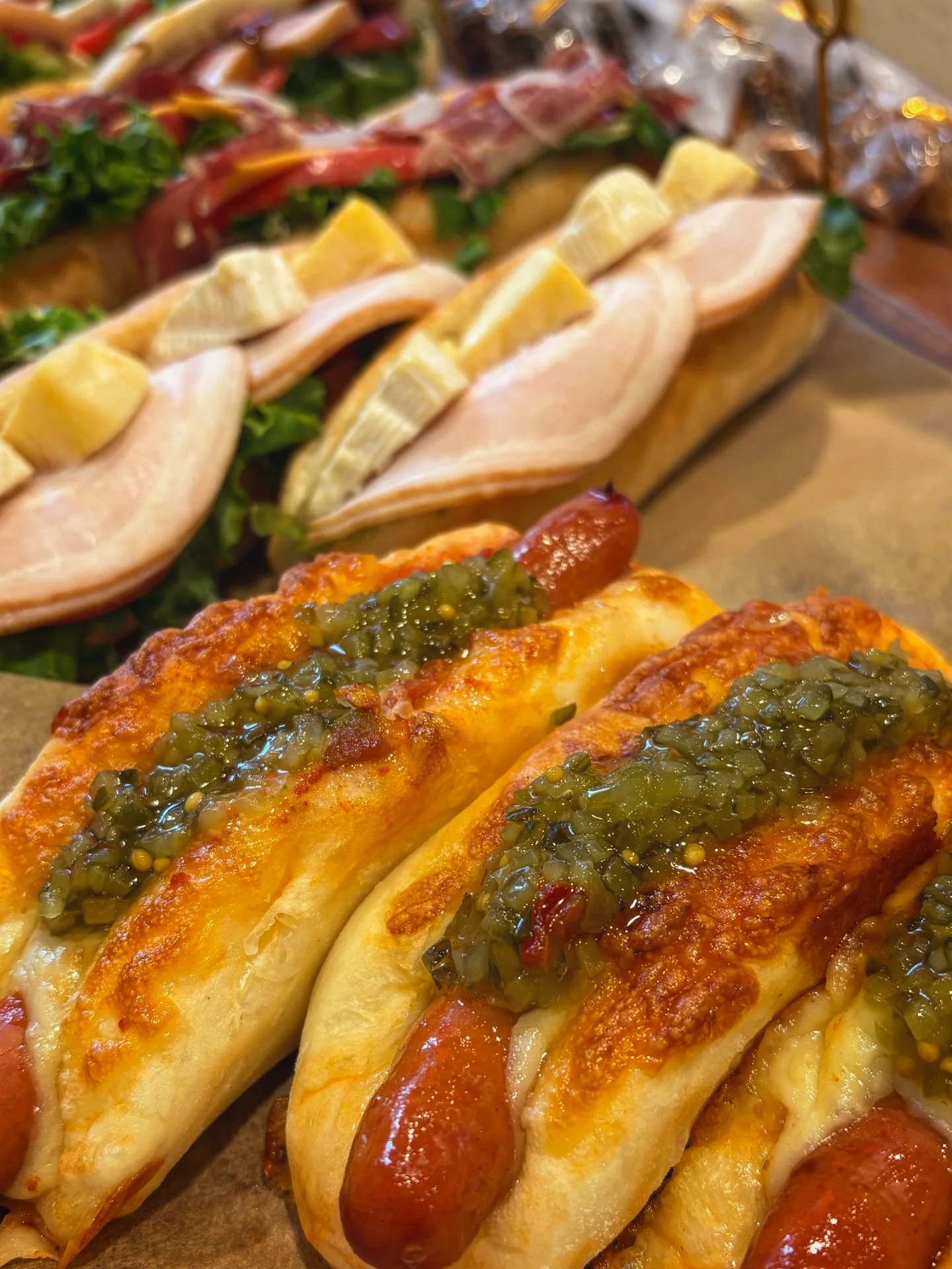  暑い夏にぴったり！食欲そそるスパイシーな「サルサドッグ」（2025.08.23）