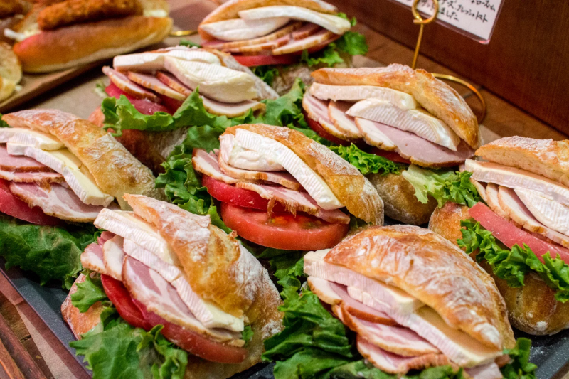 ボリューム満点のチャバタサンド「熟成ロースハムとカマンベールチーズのチャパタサンド」もご用意しています（2025.09.05）