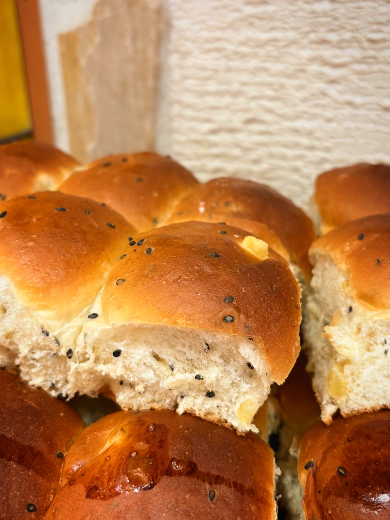 秋の季節の訪れを告げる、待望の「鳴門金時と黒ゴマのソフトロール」が今年も登場いたしました（2025.09.24）