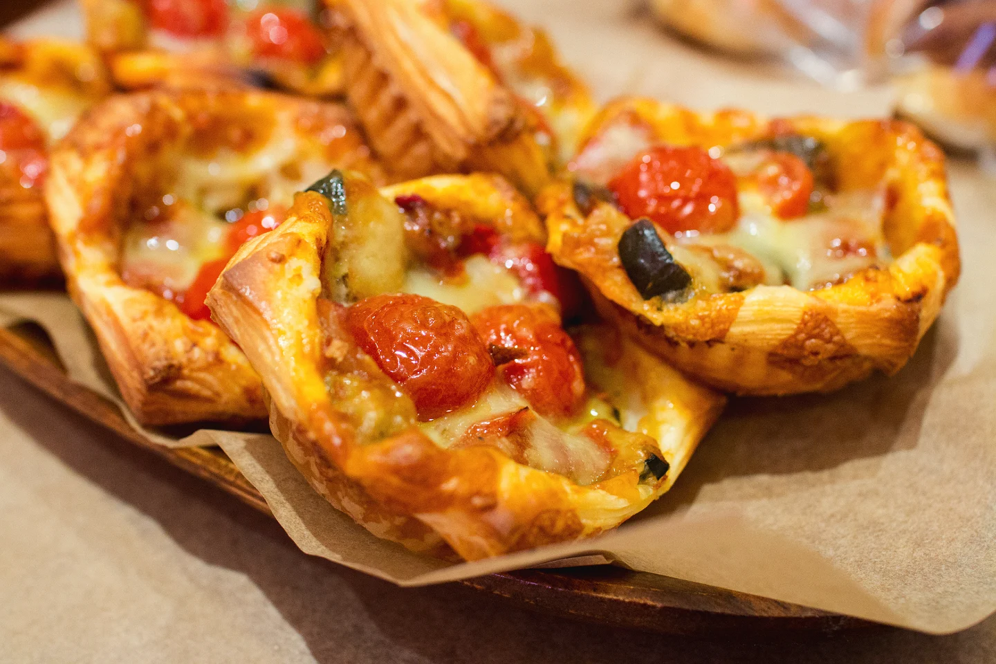 自家製ラタトゥイユの豊かな香りが食欲をそそる「自家製ラタトゥイユのクロアソン」本日も焼き上げています（2025.09.27）