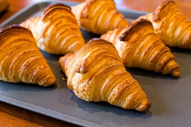 焼き立てのクロアソンを豊富にご用意しています。（2025.10.07）