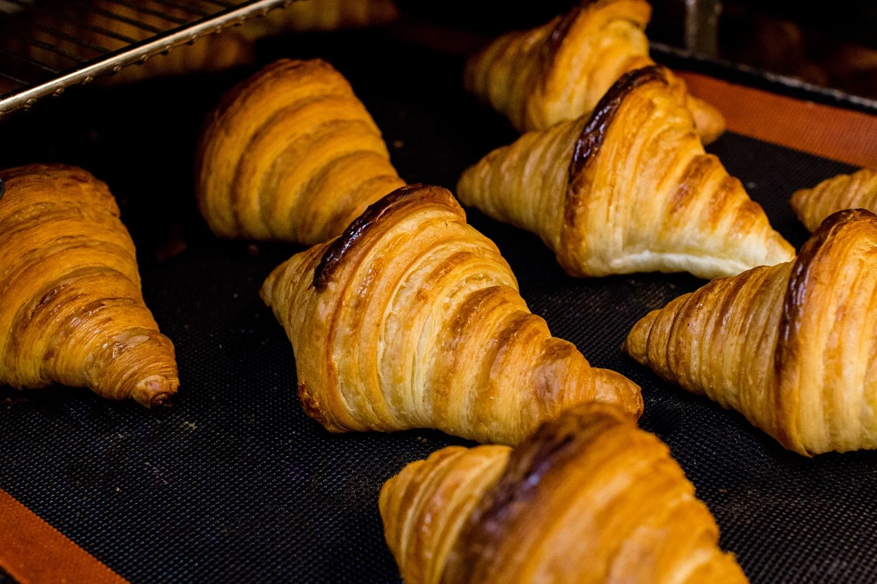 本日も開店と同時に、焼き立てのクロアソンが豊富に棚を彩っております（2025.10.11）