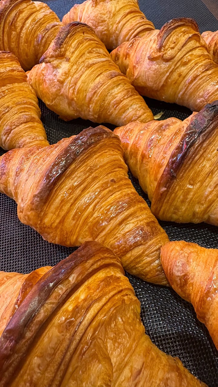 本日も朝から焼き立てのクロアソン、たくさんご用意しています(2025.10.18)