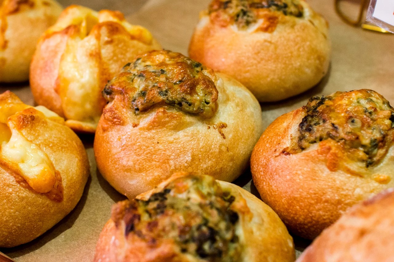 今日も焼きたての人気商品、野ざわ菜おやきが焼き上がってます（2025.10.22）