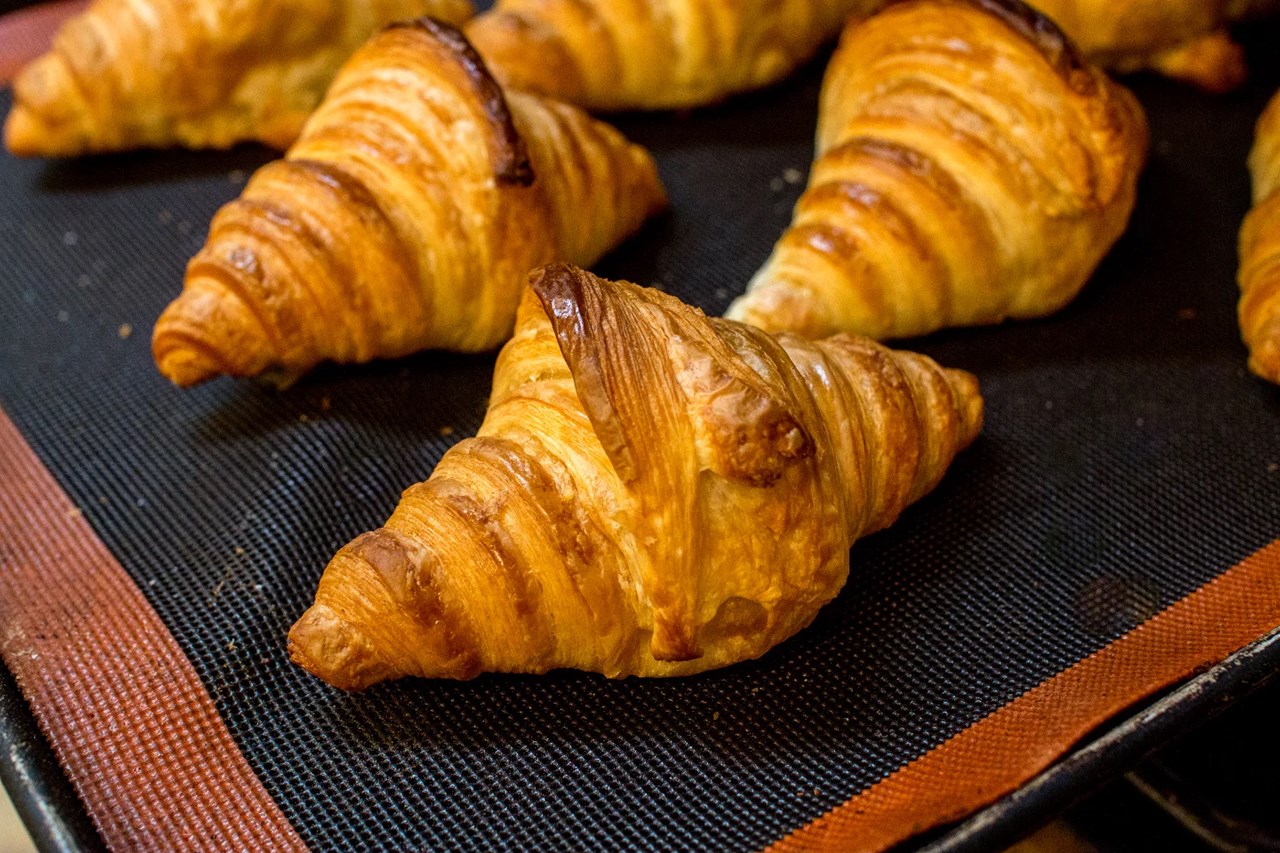 本日も開店と同時に、焼き立てのクロアソンをたくさんご用意します（2025.10.24）