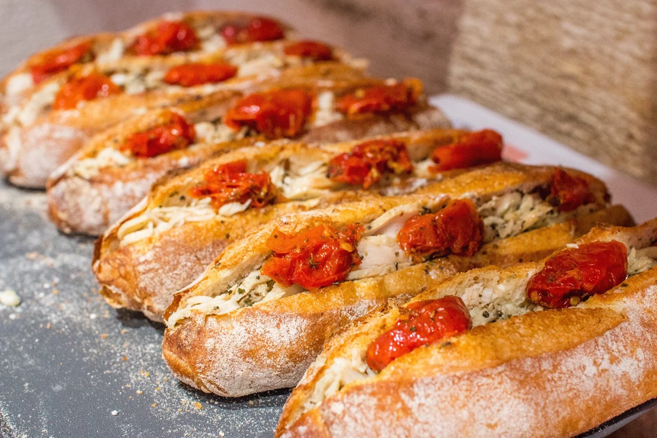 人気のバジルチキンとセミドライトマトのレトロバゲットサンドご用意しています(2025.11.04)