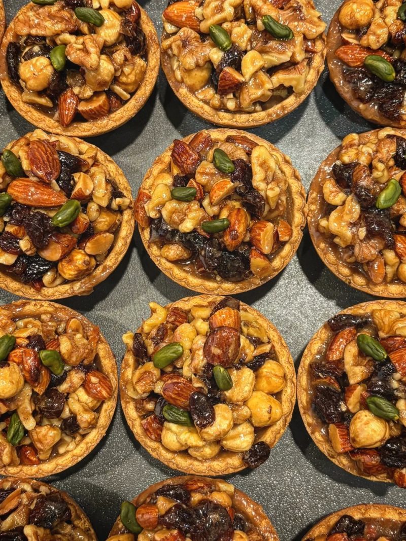 秋の新商品として登場した「キャラメルナッツのタルト」本日もご用意しています（2025.11.06）