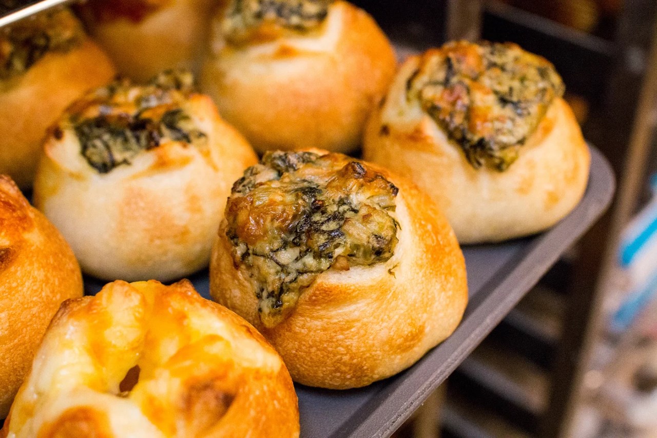 今日も焼きたての人気商品、野ざわ菜おやきが焼き上がってます(2025.11.14)